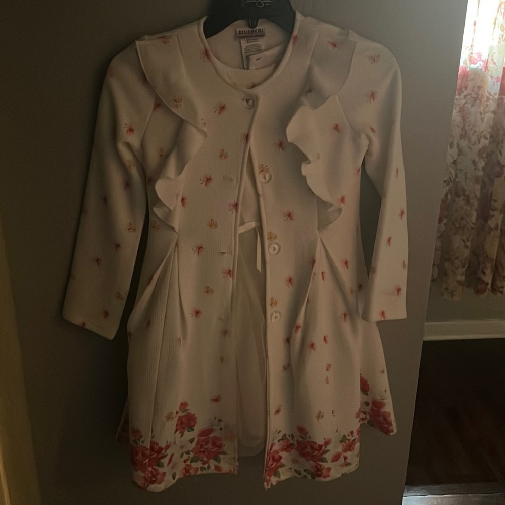 Flowers and butterflies make this dress set